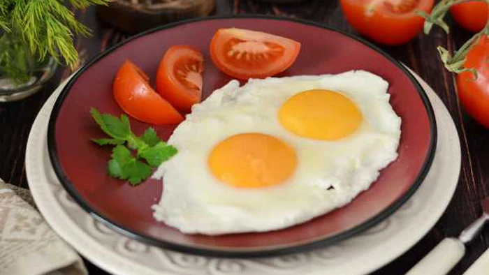 Аппетитная яичница без капли масла: как пожарить ее с водой на сковороде