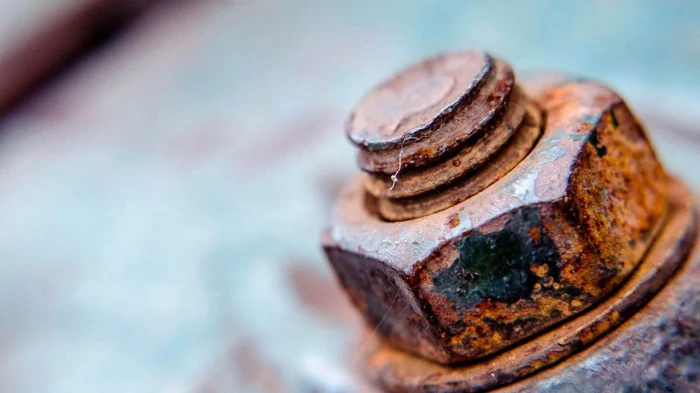 Как открутить заржавевший крепеж, в частности болт, и не испортить ремонт и мебель