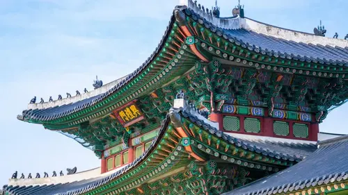 Почему в Азии популярны крыши с изогнутыми углами: преимущества конструкции