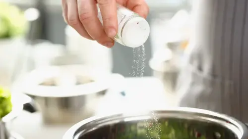 Когда правильно солить борщ, суп из курицы, говядины, сколько соли нужно положить