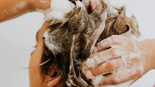 Новые волосы будут расти с невероятной силой: добавьте в шампунь это дешевое аптечное средство