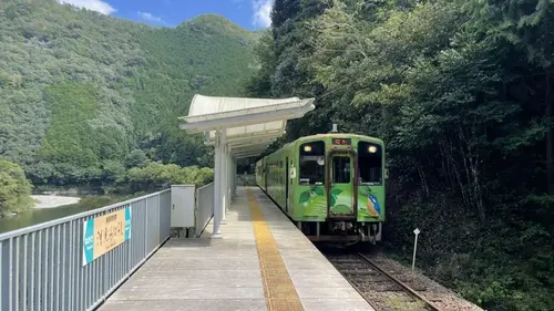 В Японии есть железнодорожная станция, которая не имеет входа и выхода: для чего ее создали