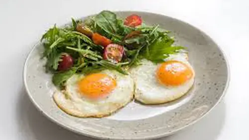 Что добавить в яичницу: кулинары назвали самый ароматный ингредиен