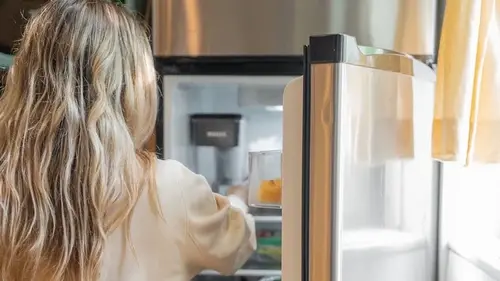 Запах и плесень на уплотнителе холодильника исчезнут за считанные минуты: простой трюк