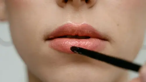 Один прием в макияже, визуально увеличивающий губы — и никто не догадается, что это трюк