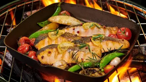 Нужно ли накрывать сковороду крышкой во время жарки рыбы: запомните раз и навсегда