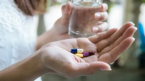 Красивые волосы и ногти ценой здоровья: 4 риска популярных витаминов