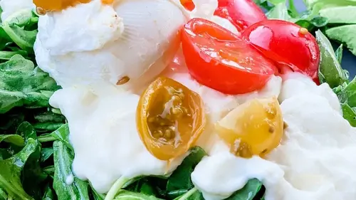 Салат с сыром буррата, помидорами и рукколой: рецепт полезного блюда