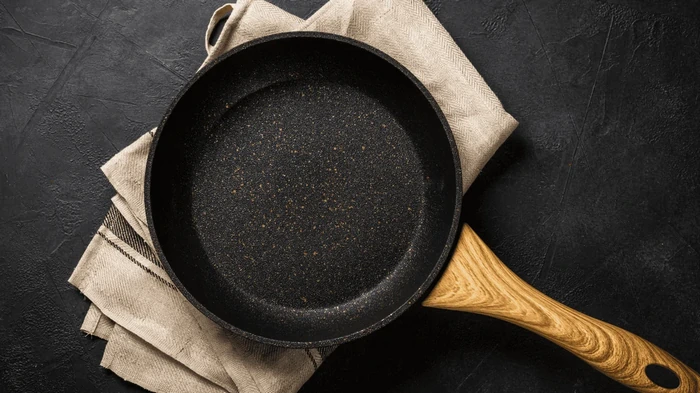 Если пригорает сковорода, поможет метод «три капли»: будете готовить блюда даже без масла