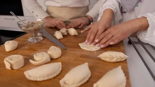 Лепите и варите вареники правильно: эти секреты спасут от разваривания