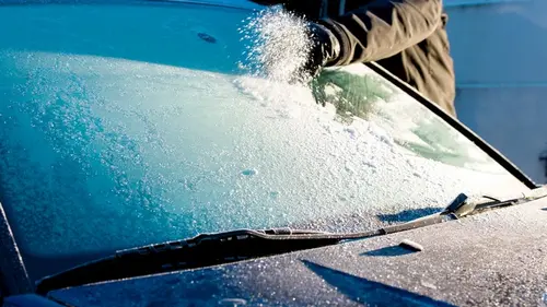 Смесь 2 веществ разъедает лед на лобовом стекле за 30 секунд: работает даже в мороз