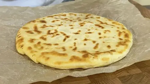 Съедают еще горячим: сырно-картофельный хлеб на сковороде за несколько минут