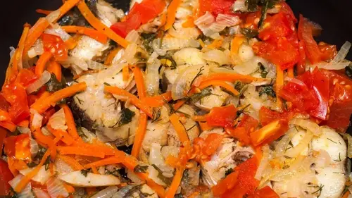 Минтай, тушенный с овощами на сковороде: рецепт полезного горячего