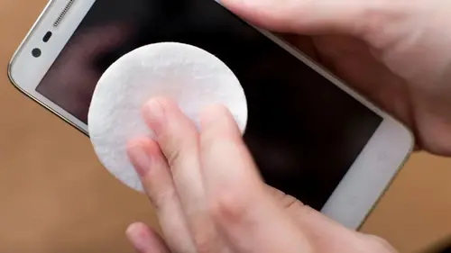 Генеральная уборка смартфона: как очистить экран, зарядный порт и мелкие детали