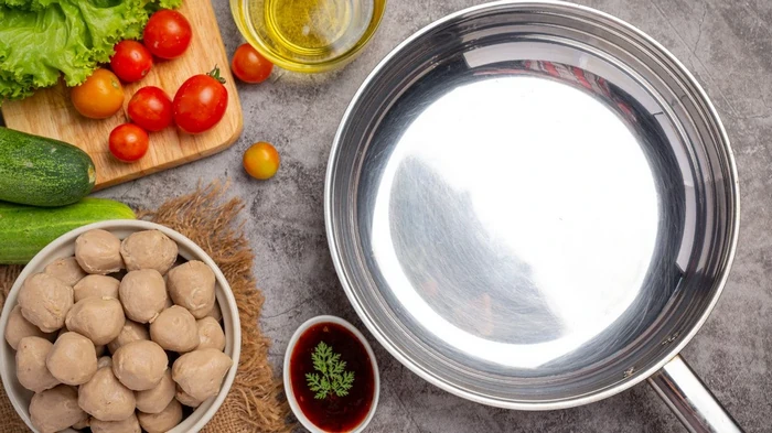 Что добавить в воду, чтобы противни и сковородки сияли, как новые: жир и нагар сойдут сами