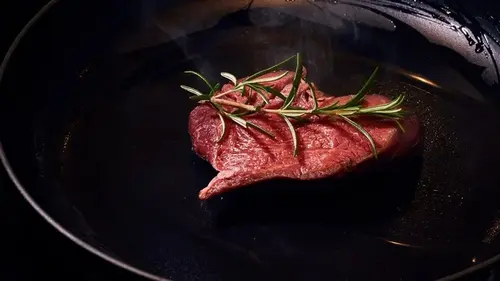 Старый кухонный секрет с лимонной кислотой может спасти чугунную сковородку