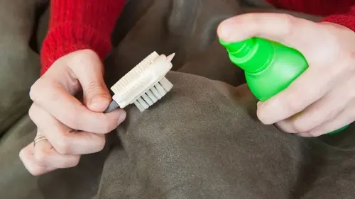 Как быстро избавиться от запаха пота на верхней одежде без стирки: поможет аптечный продукт