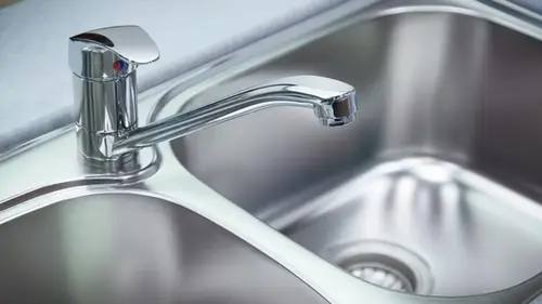 Почему забивается раковина на кухне: сантехники назвали привычки, которые разрушают трубы