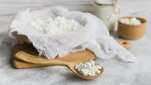 Что добавить в творог, если он жидкий: как делали наши бабушки