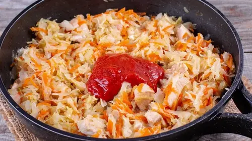 Капуста, тушенная на сковороде с томатной пастой: рецепт полезного гарнира