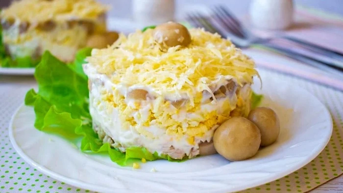 В разы вкуснее оливье: простой салат без мяса из трех ингредиентов, который понравится всем