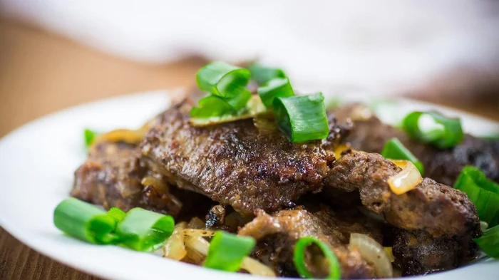 Отбивные из говяжьей печени — зачем замачивать в молоке и как добиться корочки