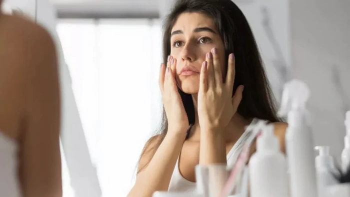 Как усталость проявляется на коже и что с этим делать