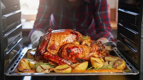 Как правильно разделить целую индейку, чтобы она быстрее запеклась