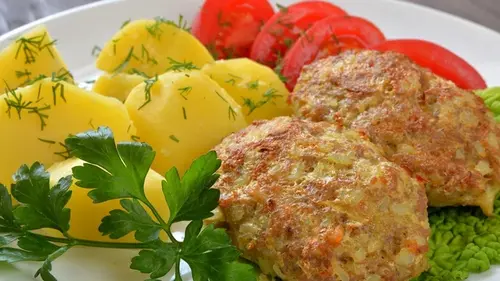 Как приготовить котлеты из мясного фарша с овощами в духовке