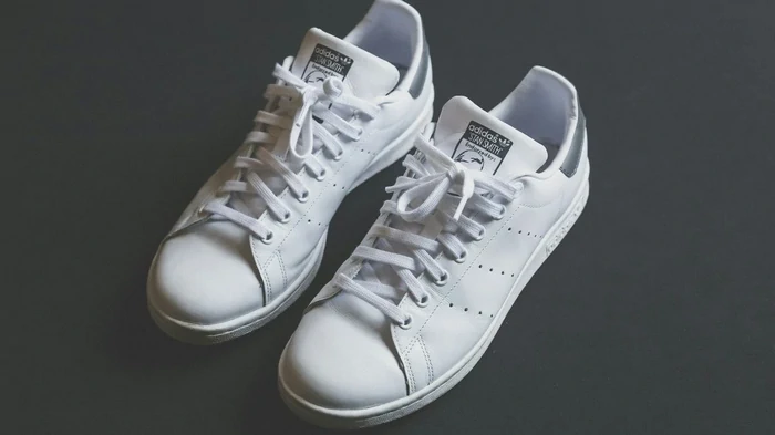 Белые кроссовки будут, как новые: положите в барабан, добавьте это средство и запустите стирку