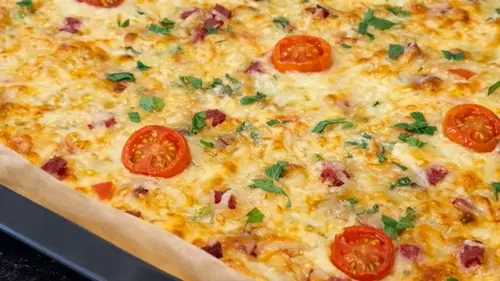 Ленивая пицца из духовки — TikTok-рецепт на блинном тесте