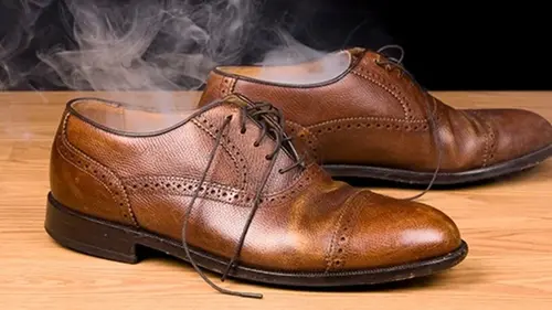 Зачем насыпать стиральный порошок в обувь: лайфхак, который вас у...