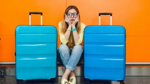 Не покупайте яркие чемоданы: эксперт по путешествиям назвал опасную ошибку туристов