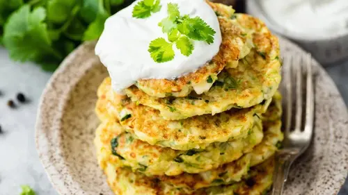 Как приготовить полезные оладьи из брокколи по простому рецепту д...