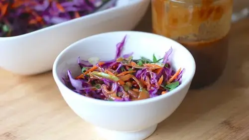 Салат из краснокочанной капусты с арахисовым соусом — оригинальный рецепт