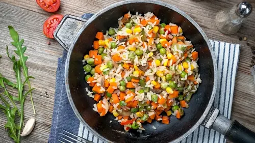 Как приготовить рис с овощами на сковороде