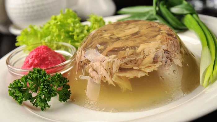 Холодец получится идеально прозрачным и быстро застынет: надо добавить этот простой ингредиент