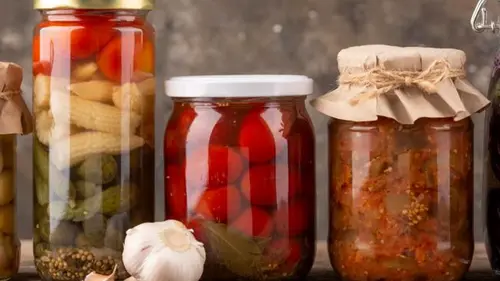 Не рискуйте здоровьем: 5 признаков, что ваша консервация уже испортилась
