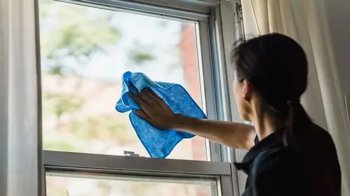 Секретный трюк для идеально чистых окон: добавьте это в воду и забудьте о разводах за минуту