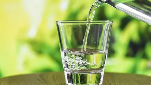 Простая привычка для здоровья: врачи объяснили, чем полезен стакан теплой воды