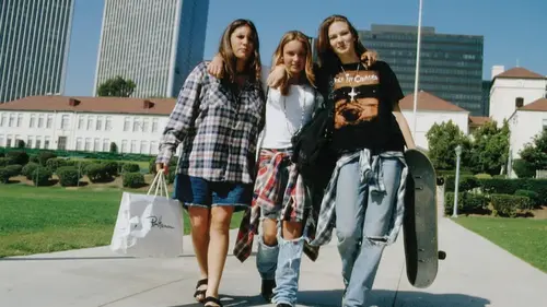 Девяностые возвращаются — почему это десятилетие снова в моде