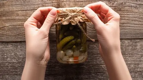 Хрустеть будут как свежие: каких ошибок избегать при квашении огурцов