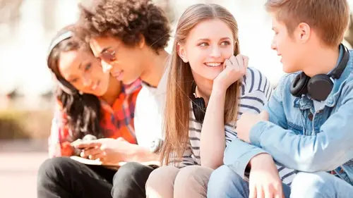 Кто на самом деле влияет на подростков — лучшие друзья или популярные сверстники