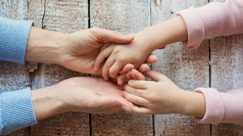 Чем опасно перенесение родительской ответственности на собственных детей — можно ли менять роли