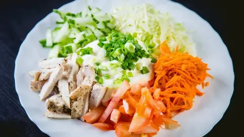 Салат с пекинской капустой, курицей, огурцом и морковью по-корейски: классический рецепт