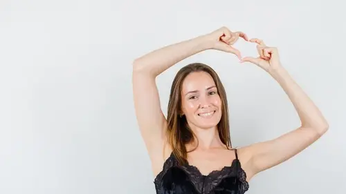 Смочите ватный диск и протрите под мышками — кожа будет сухой и свежей целый день