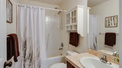 Шторку для душа следует открывать или закрывать: эксперт по клинингу дала четкий ответ