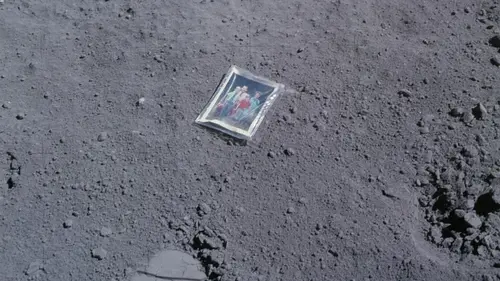 Астронавт оставил семейное фото на Луне: что с ним произошло чере...