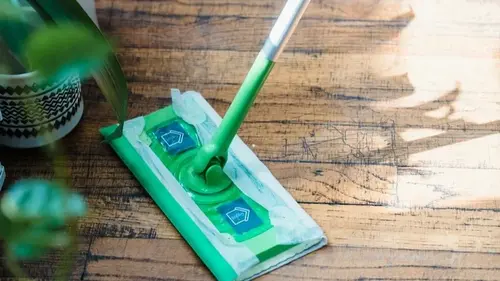 Семь средств, которыми никогда нельзя чистить деревянный пол