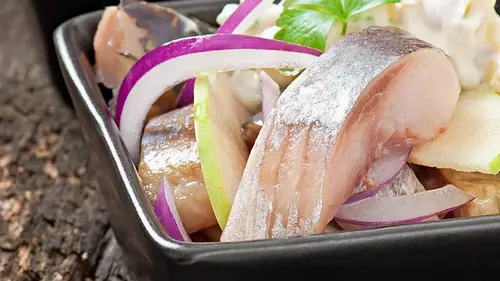 Готовлю селедку кусочками в рассоле за 10 минут: получается вкуснее любой магазинной